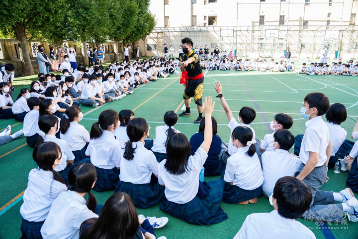 主持人與學生互動