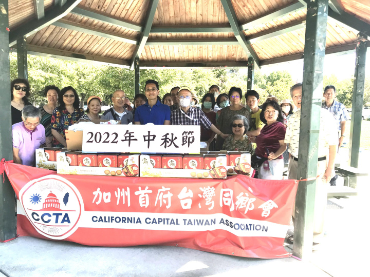 蘇上傑與同鄉會鄉親合影