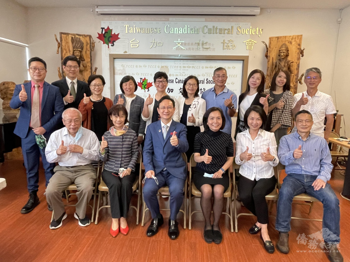 委員長童振源(第1排左3)在處長劉立欣(第1排右3)、組長陳碧蓮及秘書黃慶育陪同下，拜會臺加文化協會，理事長蔡雅玲(第1排右2)及該會理事幹部到場迎接