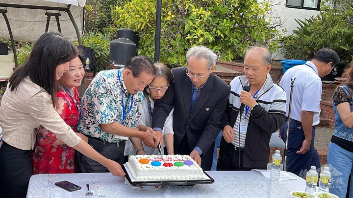 中秋聯歡現場準備蛋糕為逢甲大學建校周年慶賀