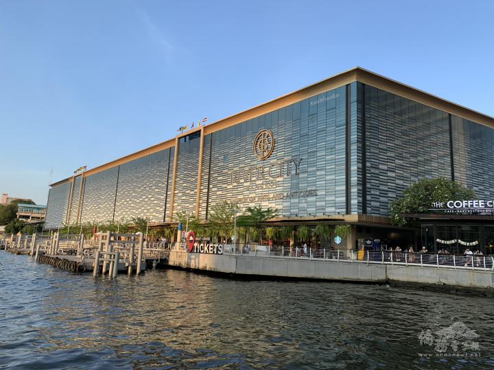 曼谷河城藝術中心典雅摩登外牆成了昭披耶河道上的顯著地標