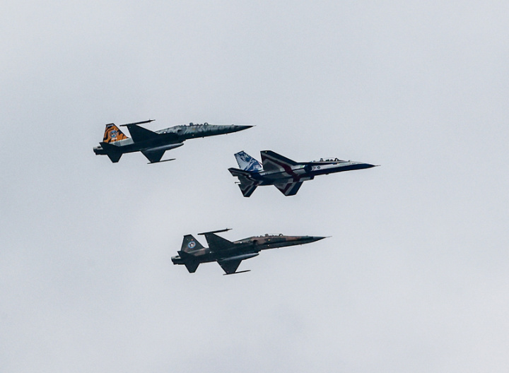 中華民國中樞暨各界慶祝111年國慶大會10日在總統府前登場，勇鷹新式高教機（中）、F-5E戰機（兩側）以品字編隊飛越總統府上空。