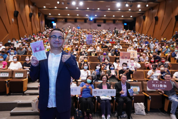 日本暢銷小說「在咖啡冷掉之前」作者川口俊和（前）2日應邀到高雄市總圖演講，吸引近400人報名參加。（高雄市立圖書館提供）