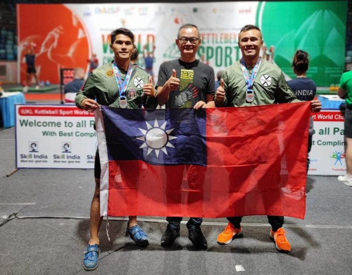 Head of the TECC's education division Peters Chen (center) take a picture with Hu Chia-wei (left) and Tseng Yung-lin. Photo courtesy of Peters Chen