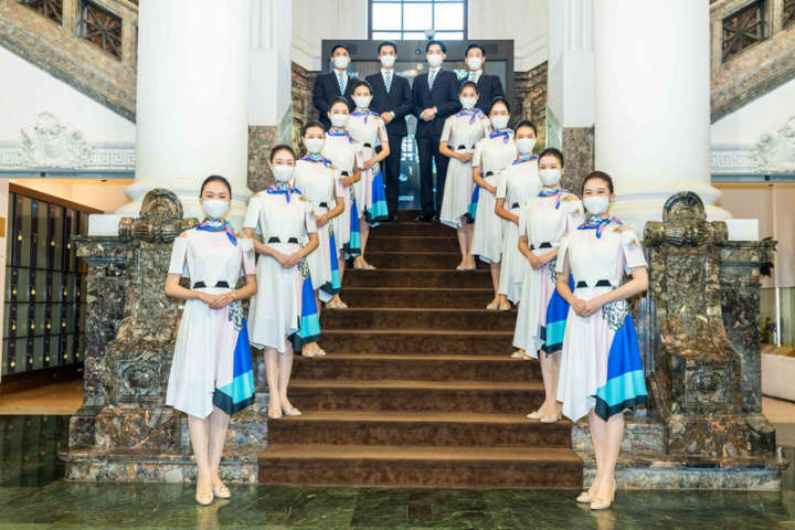 首位入選紐約官方時裝週的台灣服裝設計師周裕穎今年受文總邀請，操刀設計國慶禮賓人員服裝，匯聚台灣特色元素，打造「台灣色」主題布料印花。（文總提供）