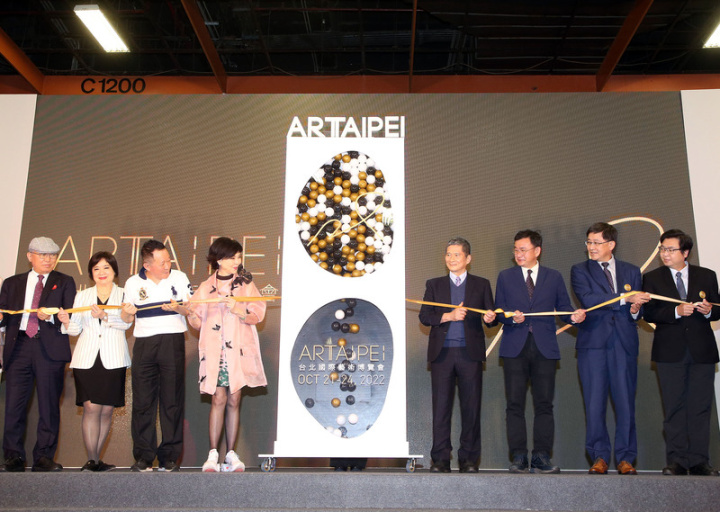 ART TAIPEI 2022台北國際藝術博覽會20日舉行開幕記者會，文化部長李永得（右4）、宣傳大使白嘉莉（左4）等人共同完成開幕儀式，宣告博覽會正式開跑。