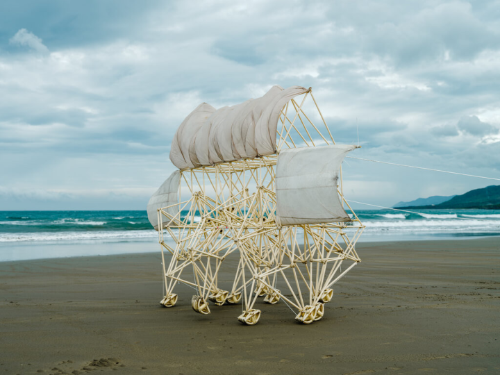 2022屏東落山風藝術季11月4日在車城海口港登場，將有荷蘭雕塑大師打造的藝術作品「仿生獸」在海灘上展出，不需要人力，只靠落山風就能走動，相當特別。（屏東縣政府提供）