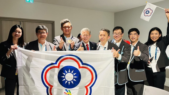 勞動部次長王尚志（左2）、勞動部前次長林三貴暨WSI常務理事（左4）、勞動部勞動力發展署職能組組長謝青雲（右3）、勞動部部長室秘書張嘉芩（左1），與國手陳冠宇（左3）、裁判長張國禎（右4）、指導老師林瑑璜（右2）、駐歐盟兼駐比利時代表處副組長莊美娟（右1）合影。（國際技能競賽法國代表團提供）