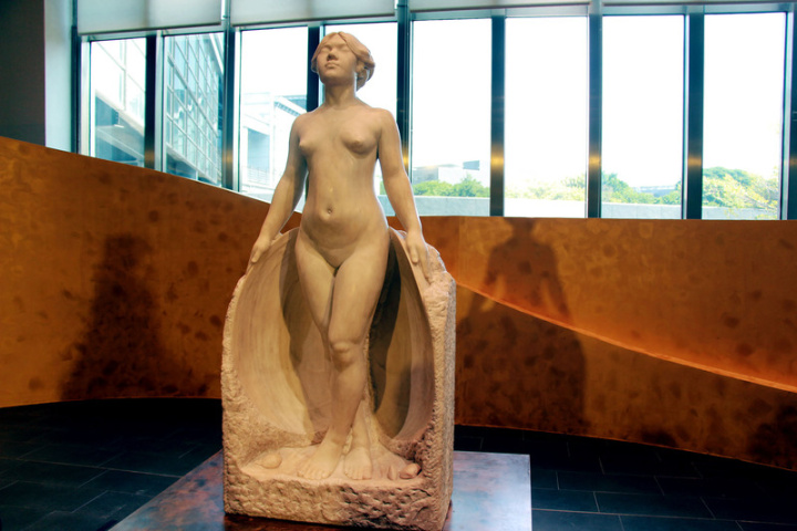 台灣前輩藝術家黃土水雕塑作品「甘露水」經修復後，歷經北師美術館、高雄市立美術館巡展，今年9月入藏國美館，館方29日舉辦入藏見證典禮，未來規畫在美術館大廳入口右側呈現，並特別為它設計獨立展示空間。