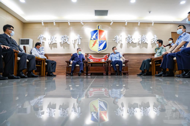 軍友社榮譽理事長李棟樑前往空軍作戰指揮部敬軍慰問。