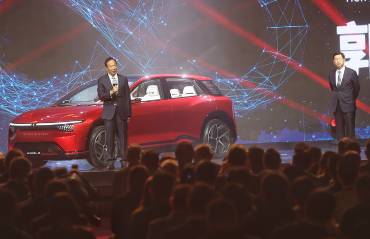 鴻海科技日18日在南港展覽館2館舉行，鴻海創辦人 郭台銘（左）、鴻海董事長劉揚偉（右）親自駕駛新 型電動車Model B登場。