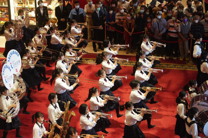 日本京都橘高校吹奏部學生6日上午在台北圓山大飯店大廳快閃演出，吸引不少民眾圍觀欣賞。