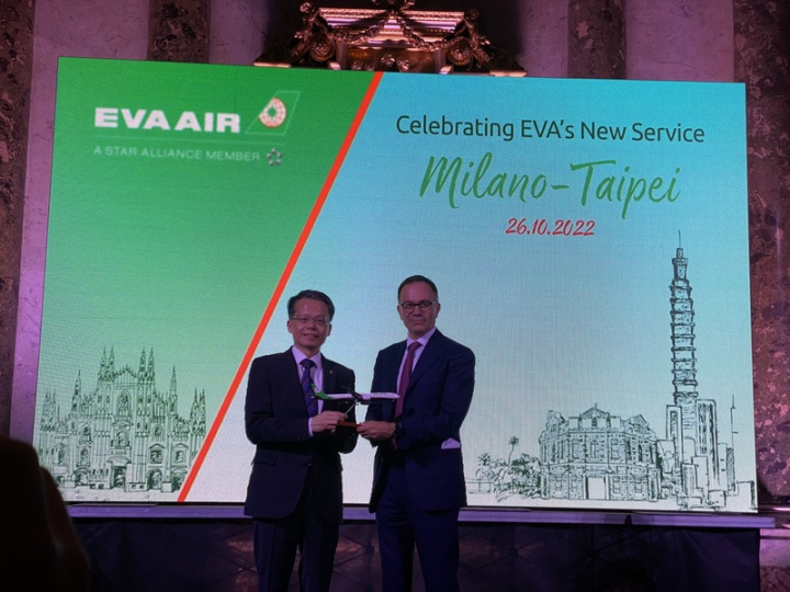 長榮航空米蘭－台北航線27日開航，長榮航空26日舉 辦首航晚宴，總經理孫嘉明（左１）表示，米蘭航點 將有利於吸引歐洲來台轉機客源，建立台灣轉運樞紐 地位。