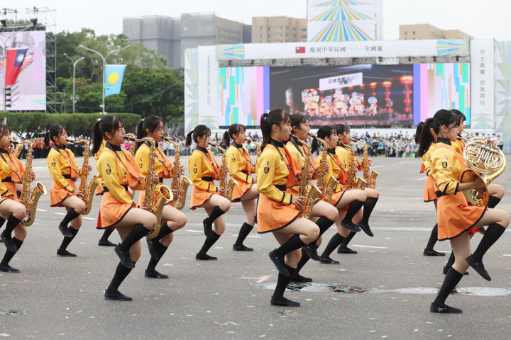 111年雙十國慶大會10日在總統府前登場，日本京都橘高校吹奏部踏著整齊步伐進場，伴隨吹奏樂聲，展現青春活力。