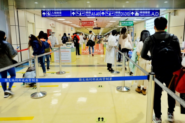 桃園國際機場股份有限公司規劃新動線及COVID-19（2019冠狀病毒疾病）防疫作業，13日上路，將撤除審單區，旅客只要領完行李及快篩試劑就能離開。