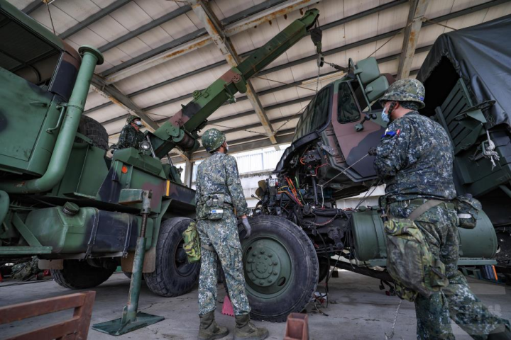 高保廠官兵操作5噸救濟車，執行保修鑑測科目。