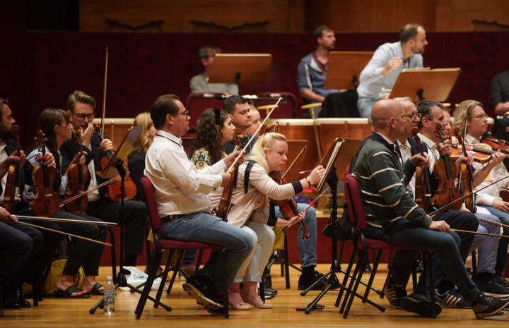 百年天團維也納愛樂睽違7年抵台演出，27日晚間在台北國家音樂廳為樂迷送上「首演之夜」音樂會，團員傍晚為演出彩排，有樂手把握空檔在樂譜上做筆記。