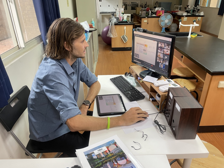 新竹美國學校外籍教師上課中