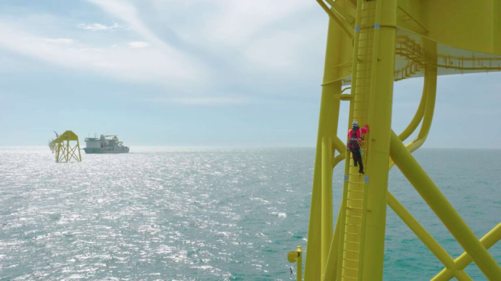 攀爬在40層樓高的風機，就像登頂海上摩天大樓，雖然遼闊海景盡收眼底，不過需具備膽大心細個性，並非所有人都能克服恐懼感。（沃旭提供）