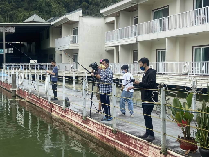 南投埔里鎮鯉魚潭生態豐富，但水面下卻是各種外來魚種橫行，潭區業者25日表示，11月22日將舉辦釣魚賽，不分年齡都可參加，需自備釣竿及餌料，釣起魚虎等外來種總重冠軍，可獲獎金新台幣5000元及住宿券。（天水蓮大飯店提供）