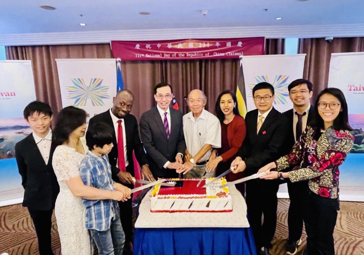 與會貴賓共同切蛋糕祝福中華民國生日快樂