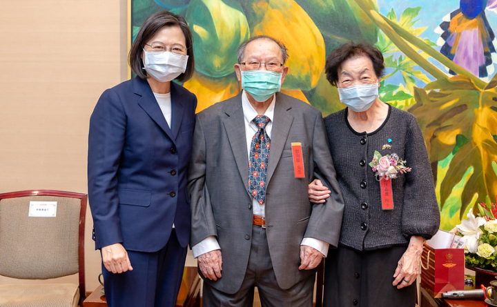 蔡英文總統21日下午接見「第32屆醫療奉獻獎得獎人及家屬」