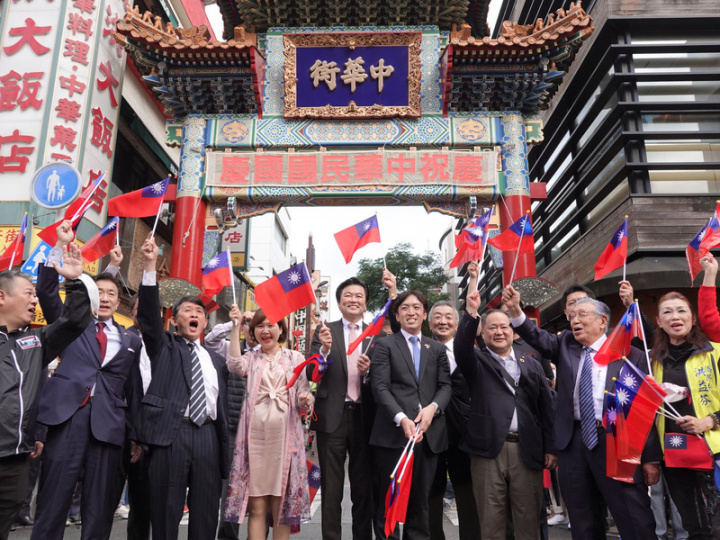 日本橫濱僑界10日舉行中華民國111年雙十國慶活動。受到COVID-19疫情影響，時隔3年的大型國慶遊行，許多人高喊「中華民國萬歲」、「台灣萬歲」。