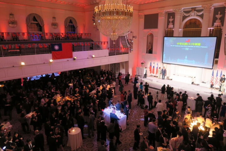 駐紐約辦事處6日舉辦國慶酒會，政僑學界約500人共襄盛舉，為3年來首度不受COVID-19防疫限制。