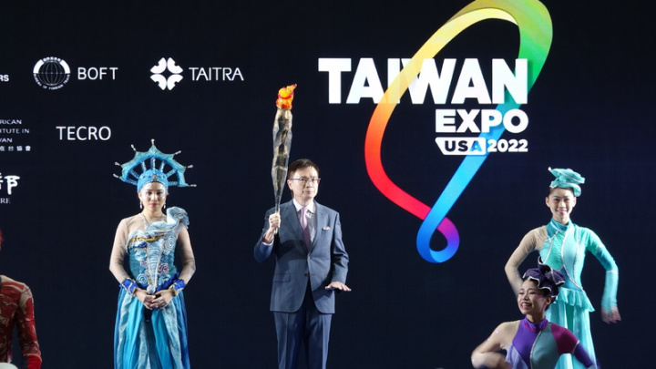 台灣形象展美東時間12日在華府開幕。主辦的外貿協會董事長黃志芳（中）表示，台灣是充滿可能性的國家，希望藉由這次展覽讓美國了解台灣在電動車、下世代通訊等產業的發展，並推廣台灣國家形象。