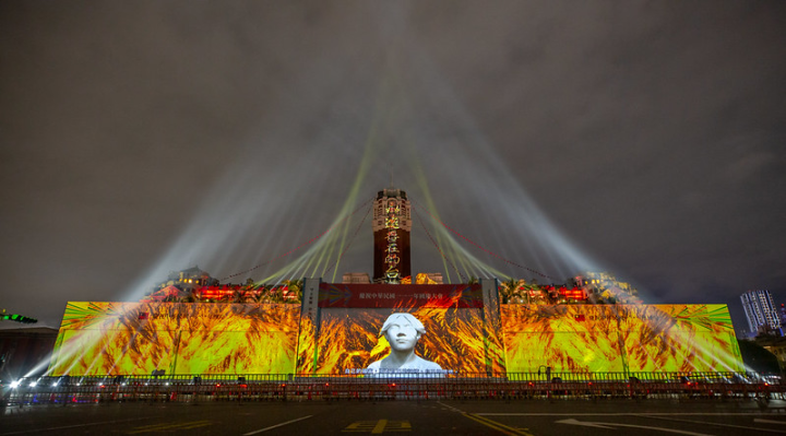 中華民國111年國慶總統府建築光雕展演「寶島有光・土地之愛」6日晚間登場，蔡英文總統偕同賴清德副總統共同出席點燈儀式