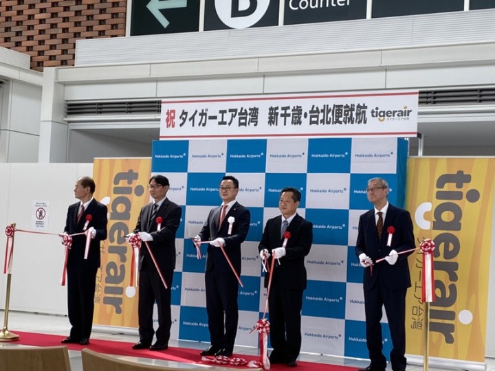 台灣虎航16日首航桃園－札幌（新千歲）航線，董事長陳漢銘（中）在首航儀式中剪綵，他表示，希望透過台灣虎航的航線，除了方便台灣旅客造訪日本遊玩外，也歡迎北海道旅客造訪台灣。