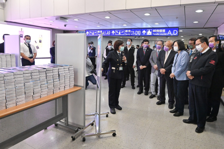 蘇貞昌陪同總統視察桃園機場慰勉第一線同仁辛勞，並期勉防疫持續不鬆懈