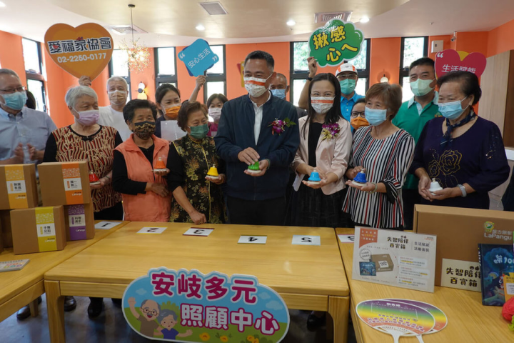 金門縣安岐多元照顧中心26日正式開辦並舉辦成果展，縣長楊鎮浯（前右4）出席見證，並指出金門是全國僅次於嘉義市，第2個完成中央政策目標「一國中學區一日照」的縣市，同時也是離島地區第1個完成。（金門縣政府提供）