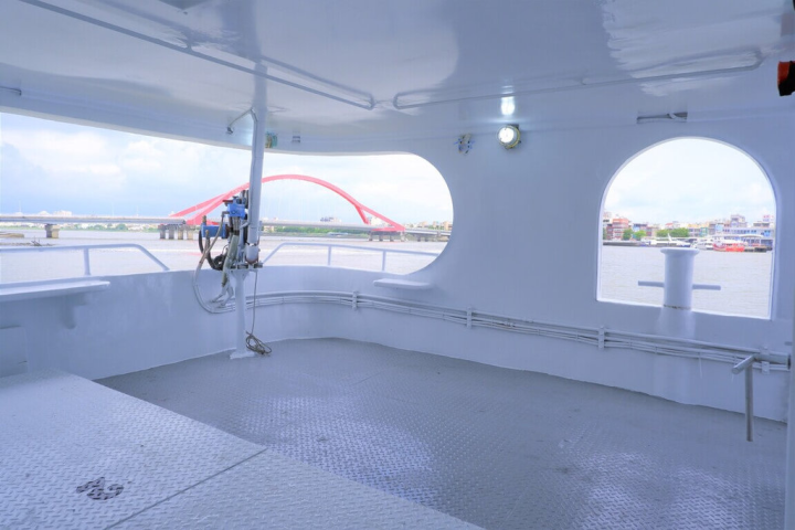 「健元銘88號」為199噸，船長33公尺，每名船員平均都有1平方公尺以上的生活休閒空間，船上走道寬敞挑高190公分、通風採光佳。（台灣鮪延繩釣協會提供）