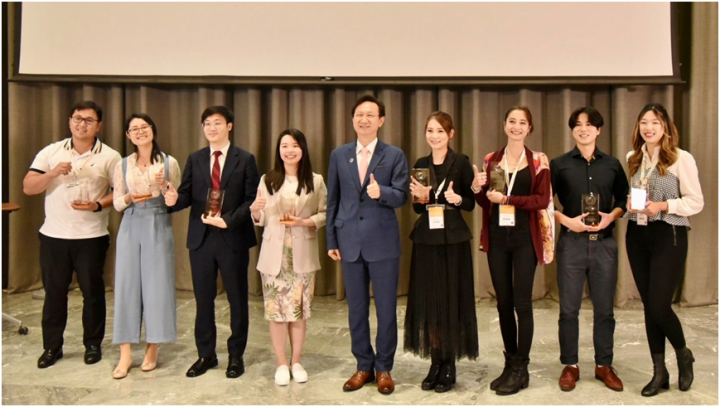 僑委會於25日特別安排首屆「國際青年親善大使」頒獎儀式，有8位獲獎者親自返台受獎。