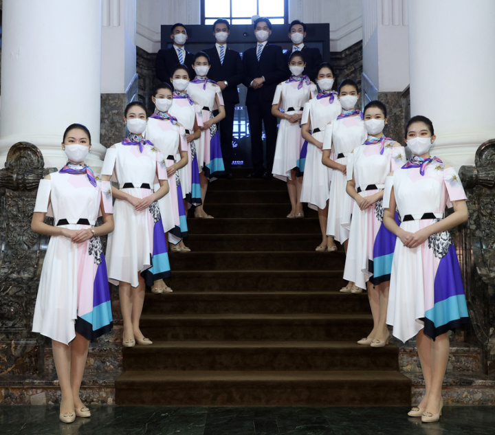 中華民國111年國慶禮賓人員服裝設計說明會3日在國立台灣博物館舉行，有別於以往禮賓服都是以比較莊重的深色底，這次的設計特別選用清爽的白色作為基底，營造出活潑輕鬆的感覺，如同台灣人呈現給國際的印象。