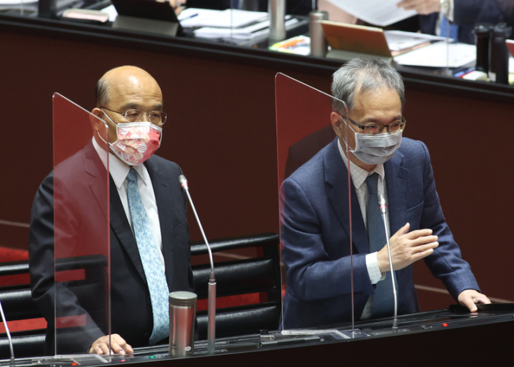 立法院會11日繼續進行施政總質詢，行政院長蘇貞昌 （左）率相關部會首長列席並備質詢。立委關注政府 會不會解除口罩禁令，衛福部長薛瑞元（右）表示， 考量疫情在高原期，且接下來就是流感季，現在還不 宜開放。