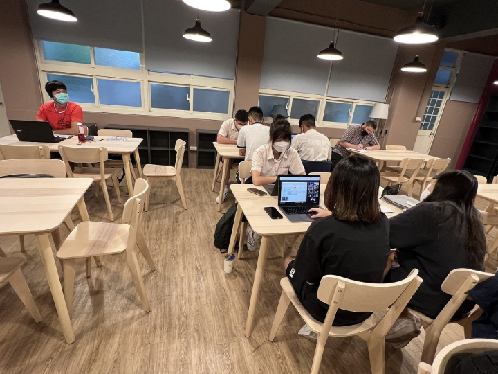 協同老師協助學生上課