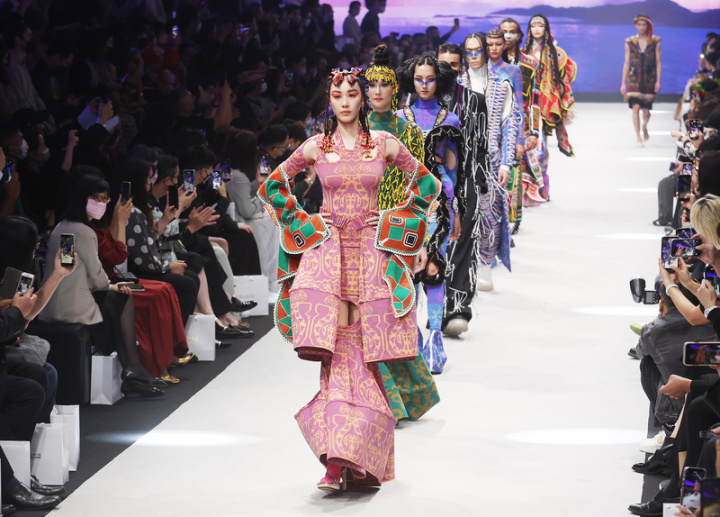 2022台北時裝週SS23「遇見：原住民族人間國寶跨界時尚」開幕秀14日晚間盛大登場，排灣族藝師陳利友妹應邀與設計師周裕穎合作，由模特兒走秀展成果。