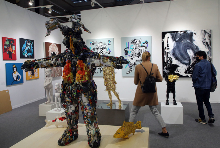 ART TAIPEI 2022台北國際藝術博覽會20日舉行開幕預展，適逢0+7邊境新制，今年展會擴大面積舉辦，吸引138家展商參與，其中海外畫廊占38家。圖為民眾走訪博覽會展區，欣賞各式藝術作品。