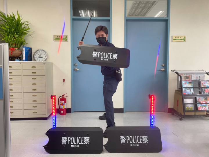 新北市政府警察局林口分局添執法利器，自行採購「防暴臂盾」，具有防刀、棍及快速破窗等功能，讓員警執勤更安全，有效提升執勤效能。（林口警分局提供）