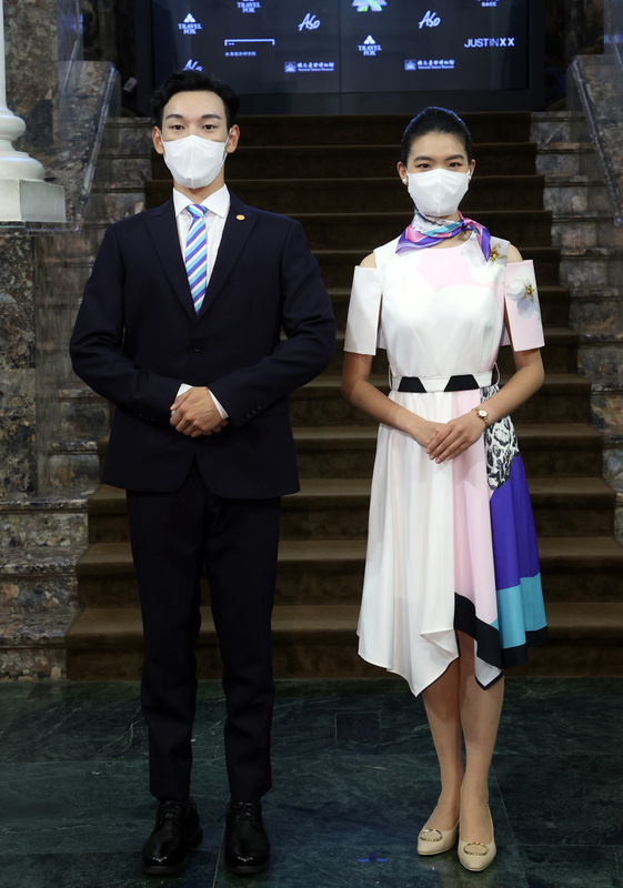 中華民國111年國慶禮賓人員服裝設計說明會3日在國立台灣博物館舉行，為呼應本屆國慶主題「守土衛國，你我同行」，洋裝融合方正剛硬的線條特色與剪裁細節，袖子及裙擺的設計上亦傅遞台灣人精神，兼具親和力與團結堅毅。