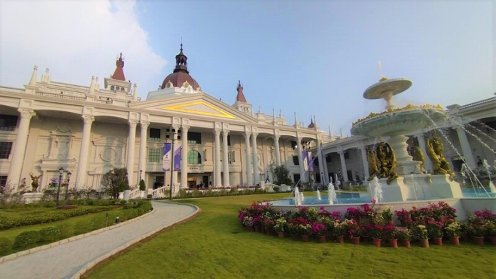 位於嘉義縣大林的佐登妮絲城堡近日試營運，巴洛克風格迴廊、噴泉、花園，有如「台版凡爾賽宮」。