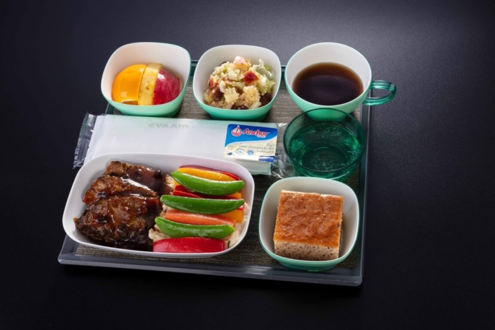 長榮航空米蘭航線10月25日開航，邀米其林一星主廚李皞（Paul Lee）合作，提供全艙等旅客專屬菜單，為豪華經濟艙及經濟艙旅客設計的是「豆豉醬燉小牛頰佐配馬鈴薯泥」。（長榮航空提供）