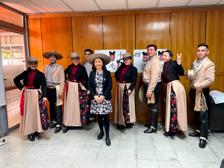 劉代表與La Pintana市政府舞蹈團合影