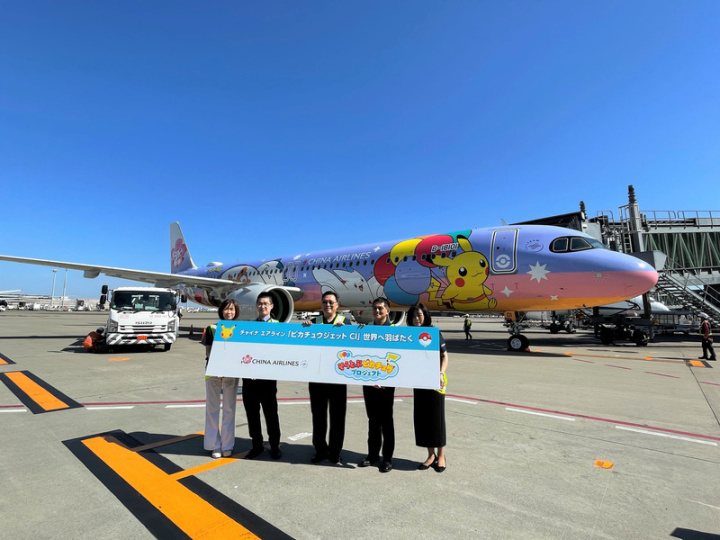 華航首架「皮卡丘彩繪機CI」2日首航台北松山－東京羽田，約下午1時10分（台灣時間12時10分）抵東京羽田第三航廈，華航日本地區處長張鴻鐘接機。