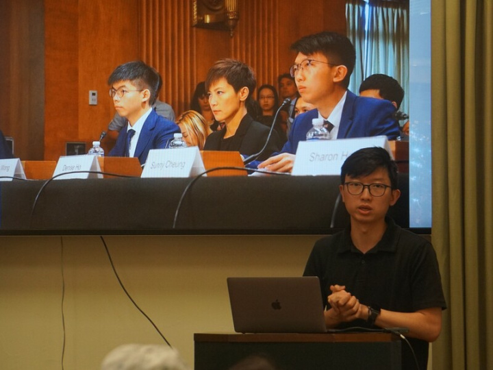 流亡美國的香港民主人士張崑陽（圖）2日在洛杉磯演講，投影片上是他2019年與黃之鋒、何韻詩到美國國會出席聽證會的照片。