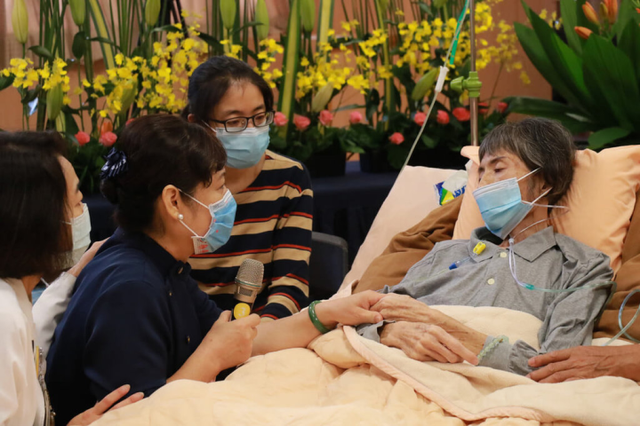 台中慈濟醫院以視訊方式，橫跨台中、彰化、花蓮3地，幫助癌末志工在雲端與親友相會，在人生最後時刻道別。（台中慈濟醫院提供）