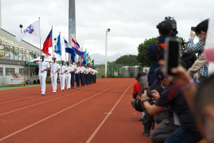 台灣國際友誼足球賽（World Cup Taiwan 2022）8日在輔大足球場登場，並由宏都拉斯來台交流的軍校生掌旗，替活動揭開序幕。