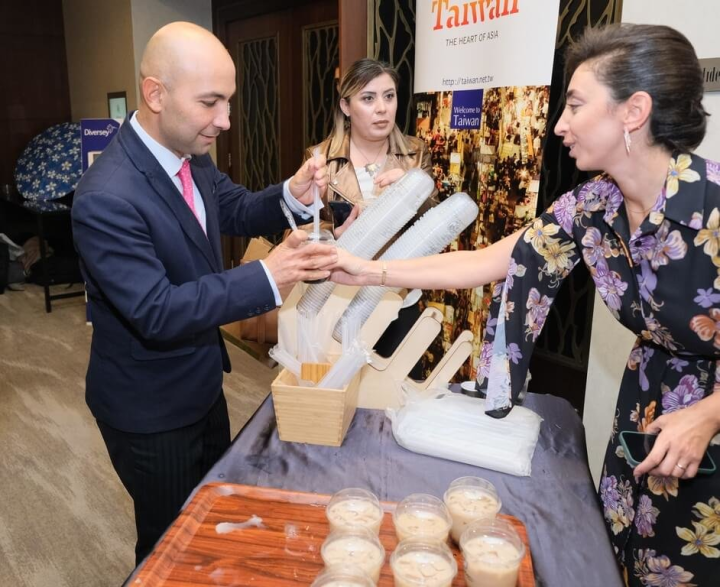駐土耳其代表處4日舉行國慶晚會並提供原汁原味珍珠奶茶，讓賓客體驗正港台灣風味。（駐土耳其代表處提供）